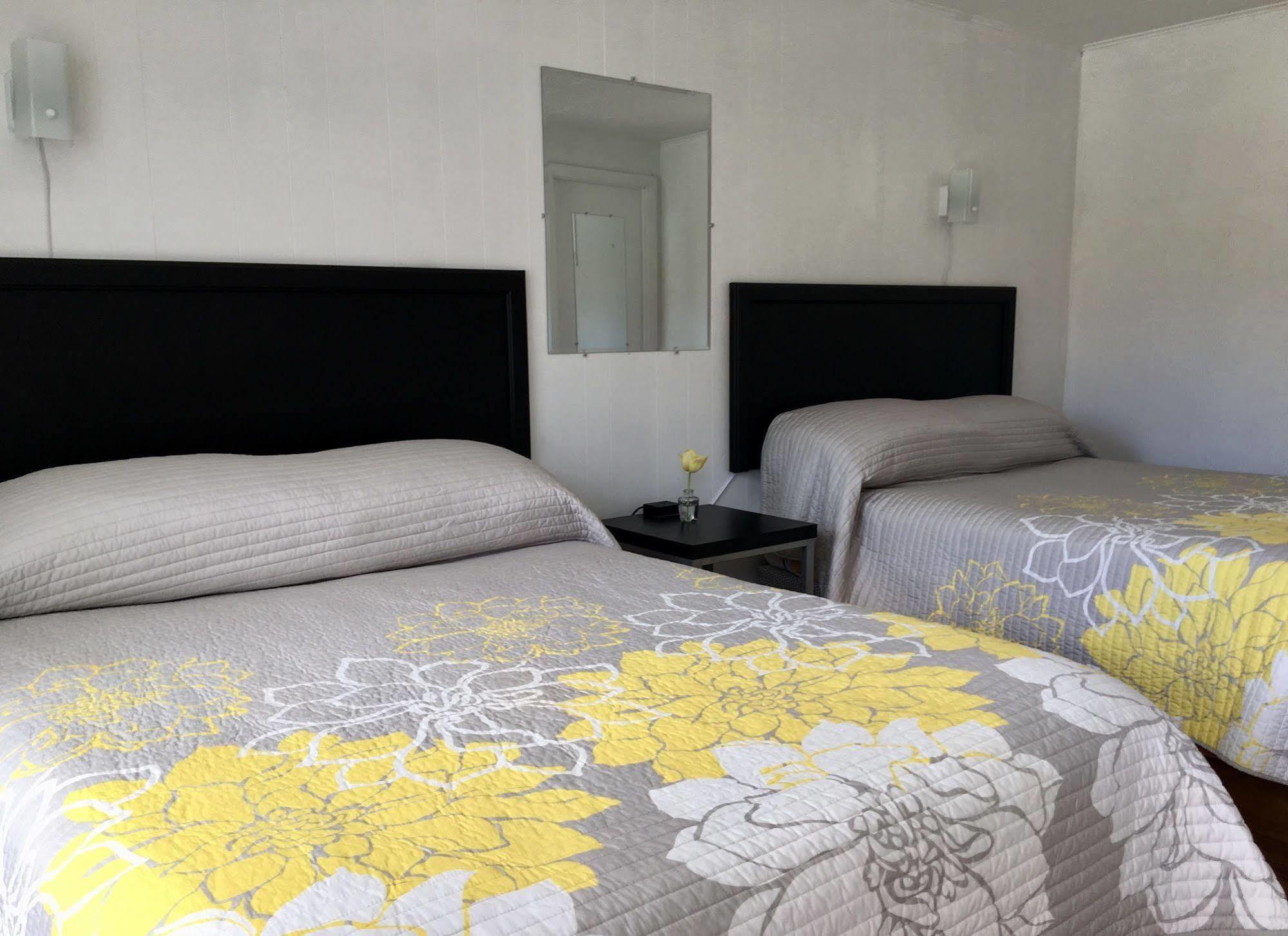 Kingfisher Lodging Денис Екстериор снимка